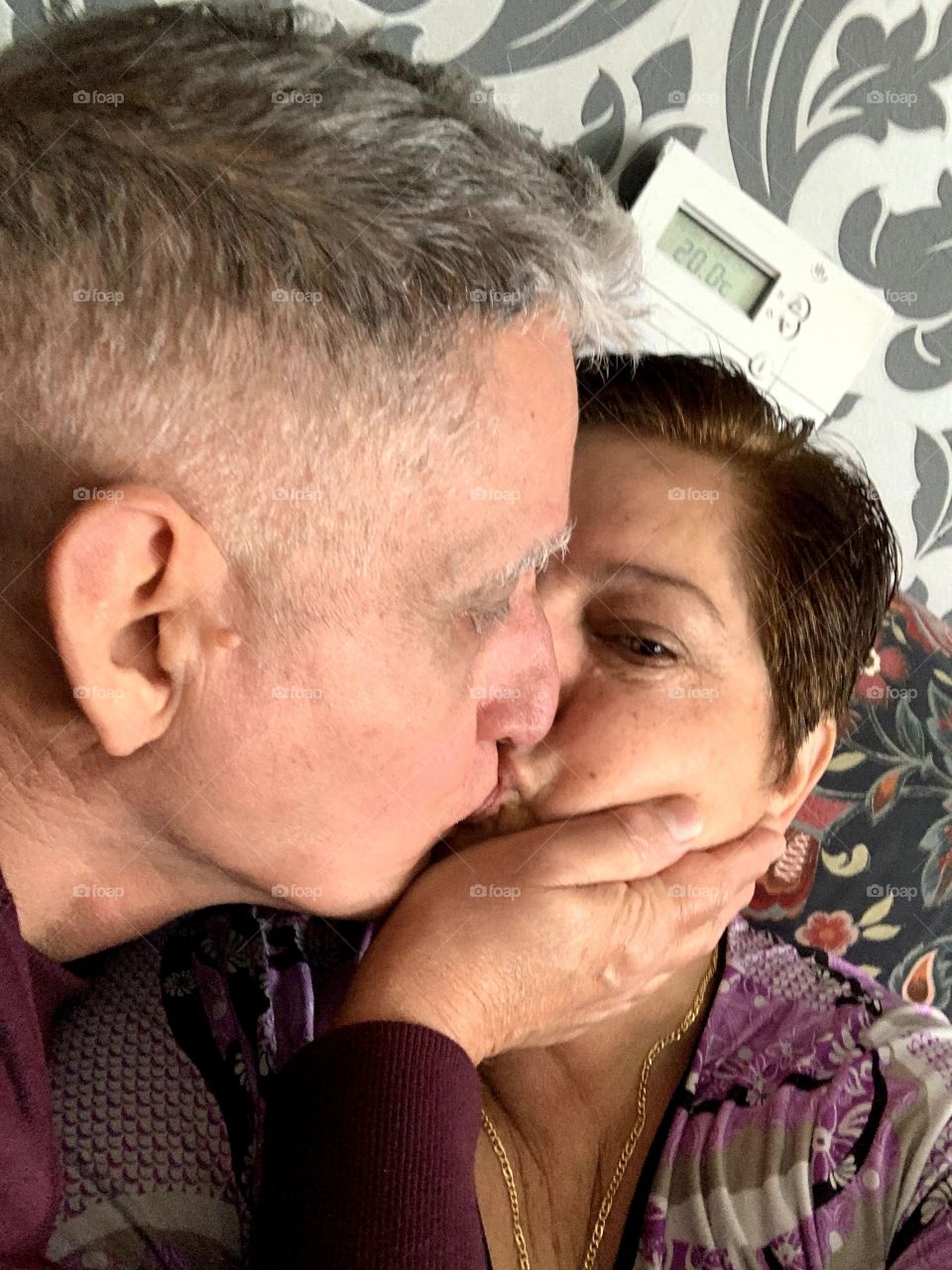 hombre y mujer se besan