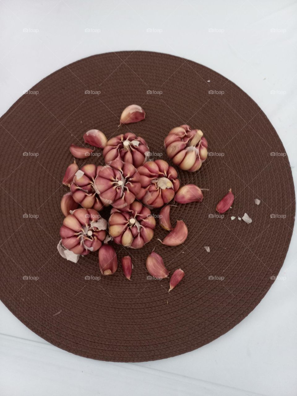 O alho é uma excelente  fonte de propriedades anti-inflamatórias e antioxidantes. Evitando e, ajudando a tratar gripes, resfriados e, no combate de bactérias  e fungos