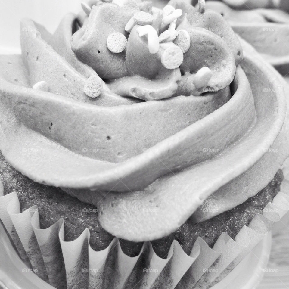 gray chocolate cupcake sprinkles by titavalos