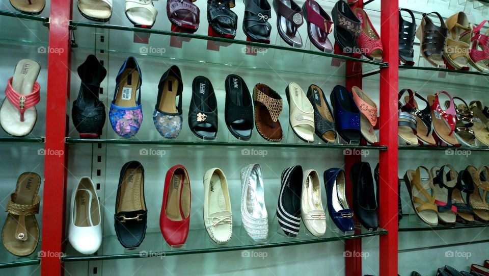 footwears for ladies .