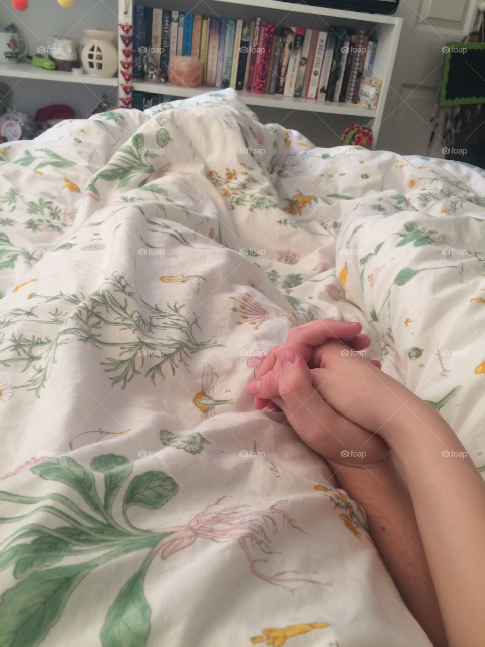 Hand in hand - Lazy mornings in bed 