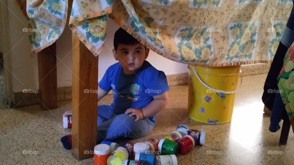 Jugando debajo de la mesa