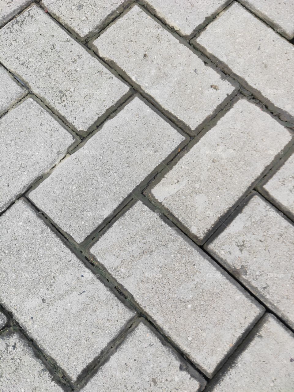 A simple paping block in the form of a small rectangular box. with water running down the edges of the paping block