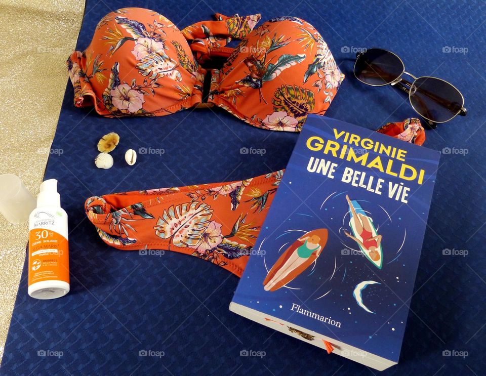 A nice swimsuit, sunglasses, a good book and above all sunscreen, these are my essentials for the holidays.