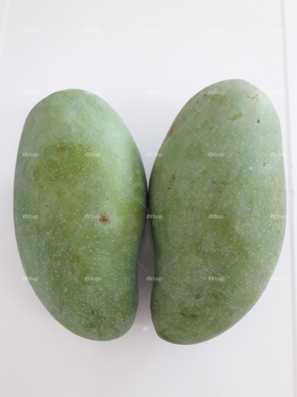 a pair of thai green mangoes "kiew sa wei"