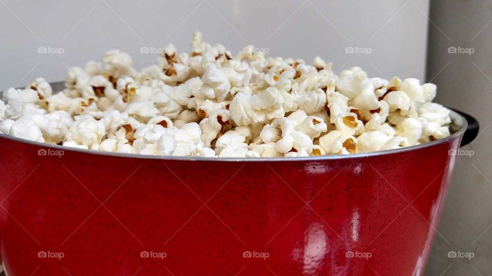 Panela cheia de deliciosas pipocas.