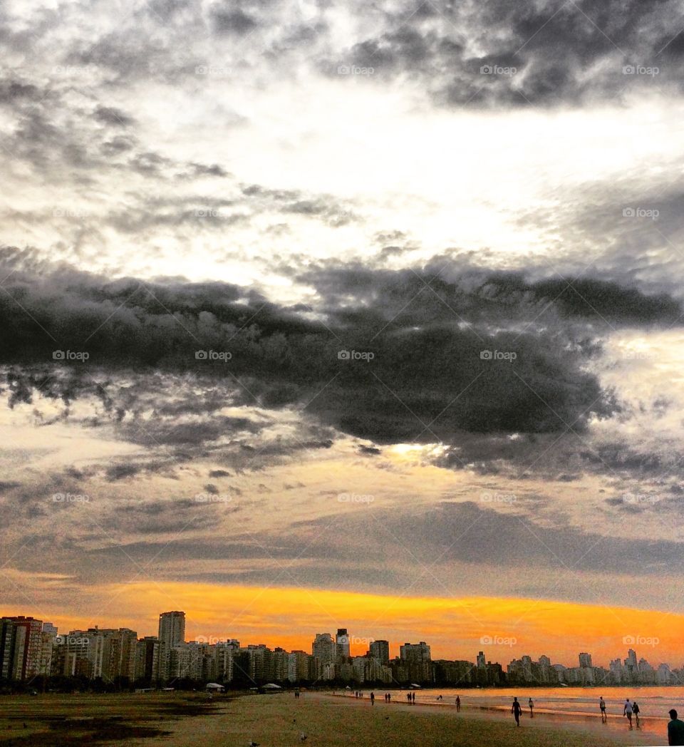 Em 2015, um #amanhecer fantástico na #praia. 
Se virou #chuva ou #sol, não me lembro. Mas certamente estava calor...
☀️ ☁️ ☔️ 🏝 
#tbt #Santos #paisagem #landscape #photooftheday #pictureoftheday #natureza