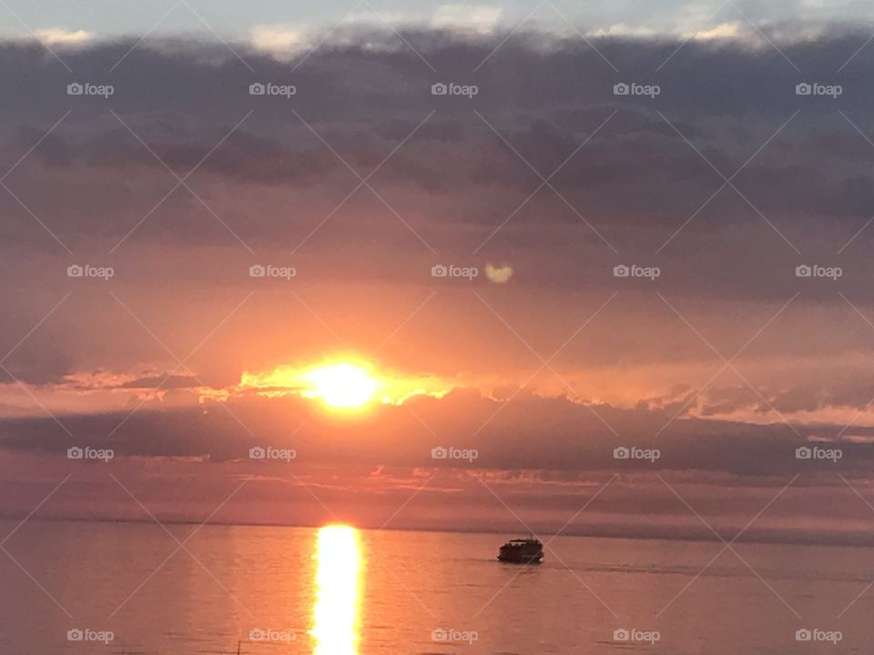 Sunset cruise on lake 