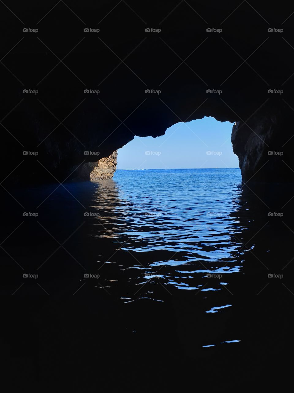 The sea through the hole