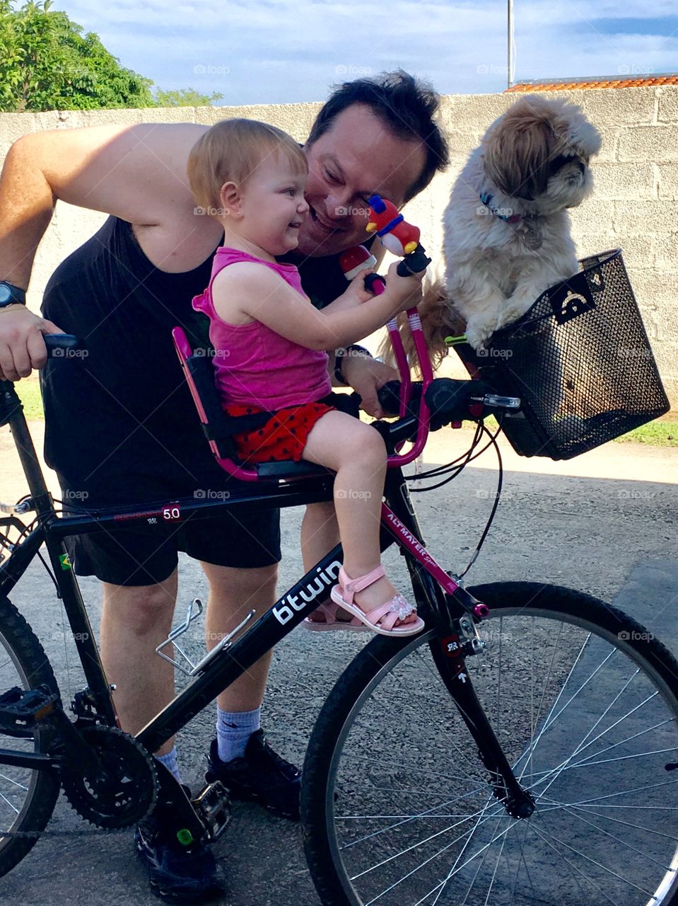 Quem quer pedalar?
O #pai, a #filha e a #cachorrinha andando de #bicicleta. Muita #diversão!
🚲
#dog #cachorro #bike #família #pet #pedal 
#PaiDeMenina