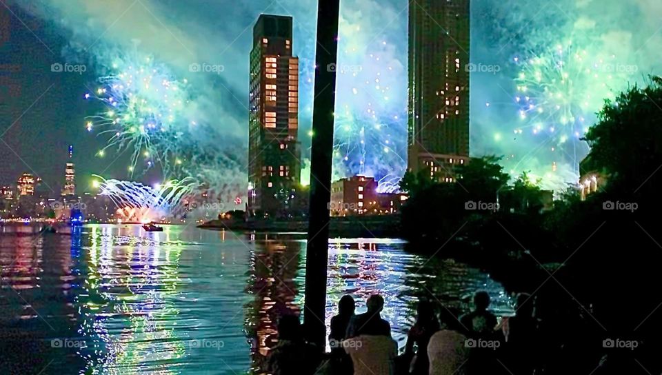 From turquoise to blue to indigo/violet to purple to pink to red/orange to yellow to lime & to green … with this show it’s like it is with “Lady Luck” cause round & round & around she goes and where she stops nobody knows … 2022. Hypnotic Productions