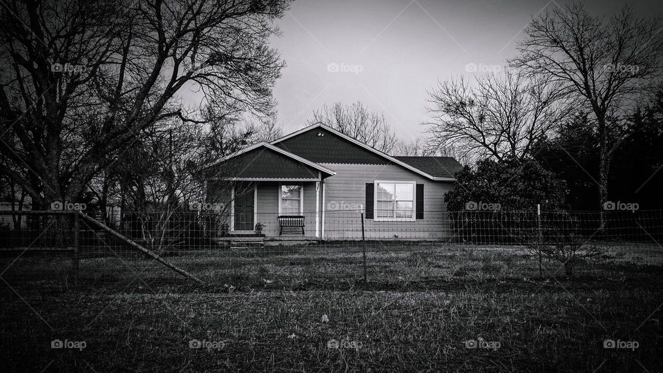 A Refurbished 1900s East Texas Farmhouse in Black & White