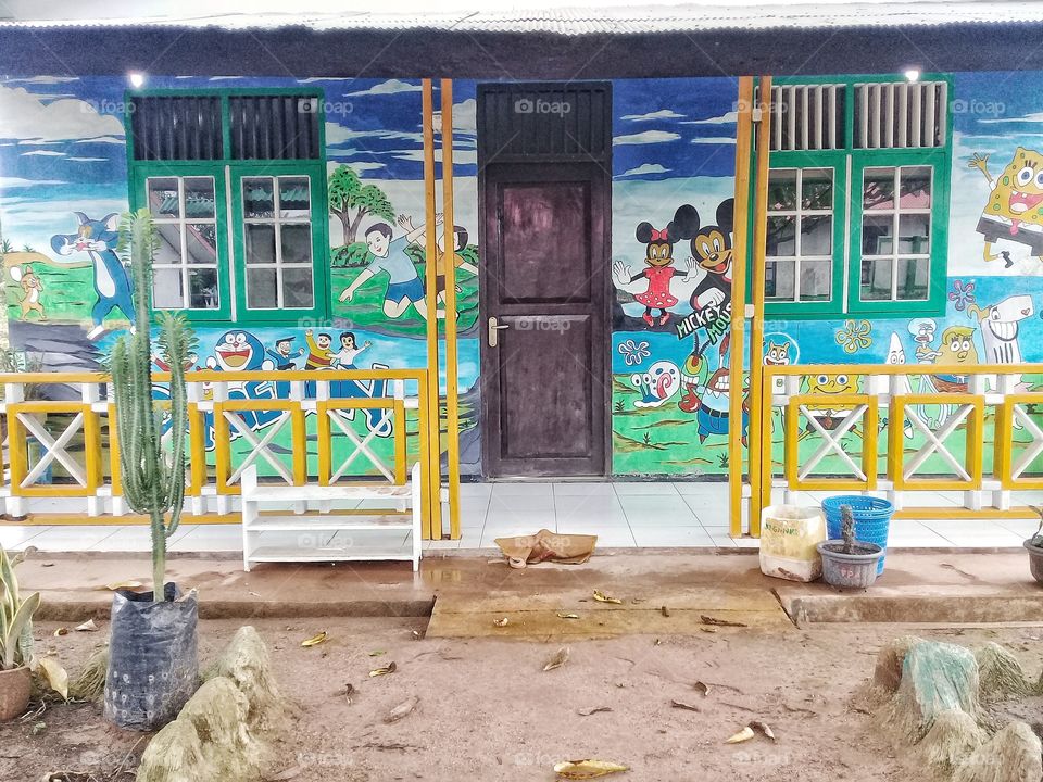 At the daycare home has graffiti and color that is very suitable to the world of children