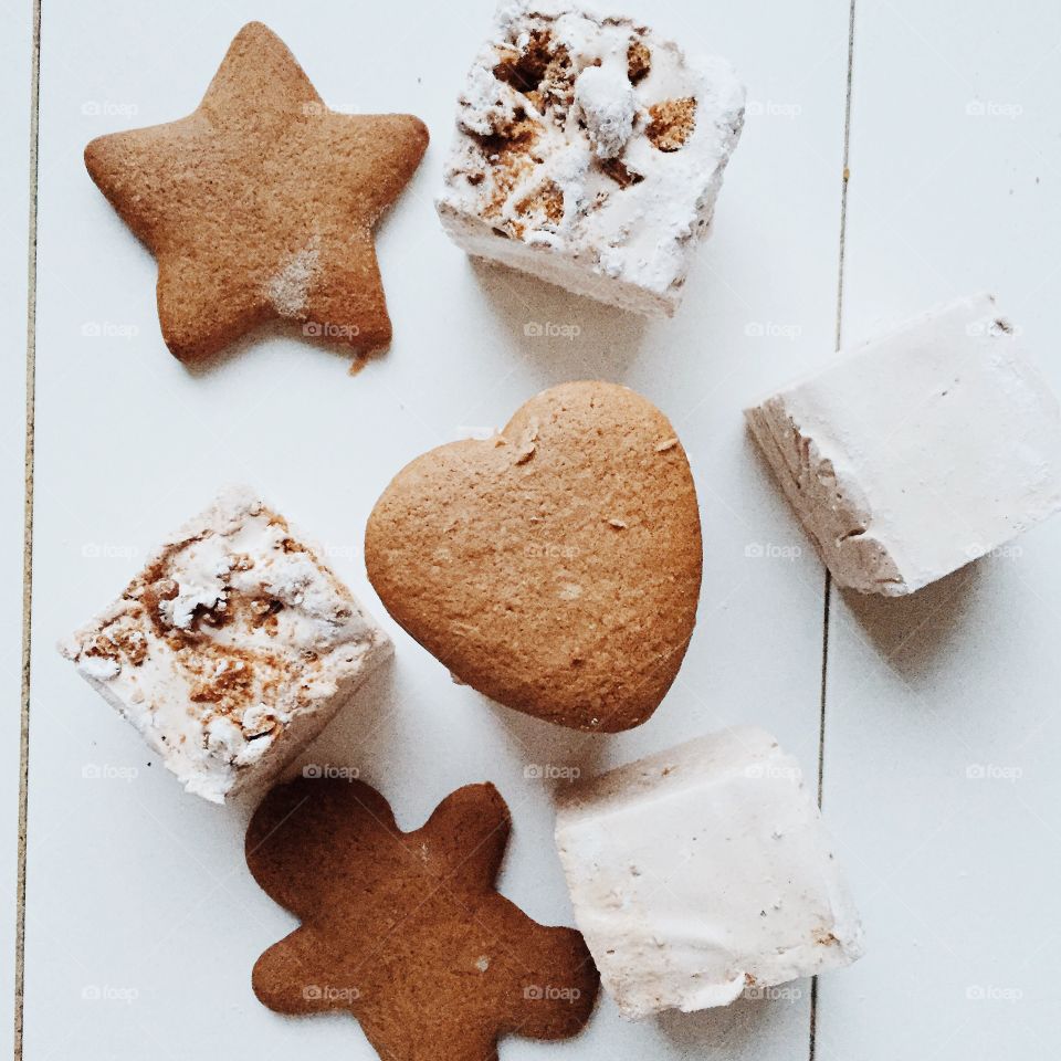 Gingerbread cookies and gingerbread marshmallows 
