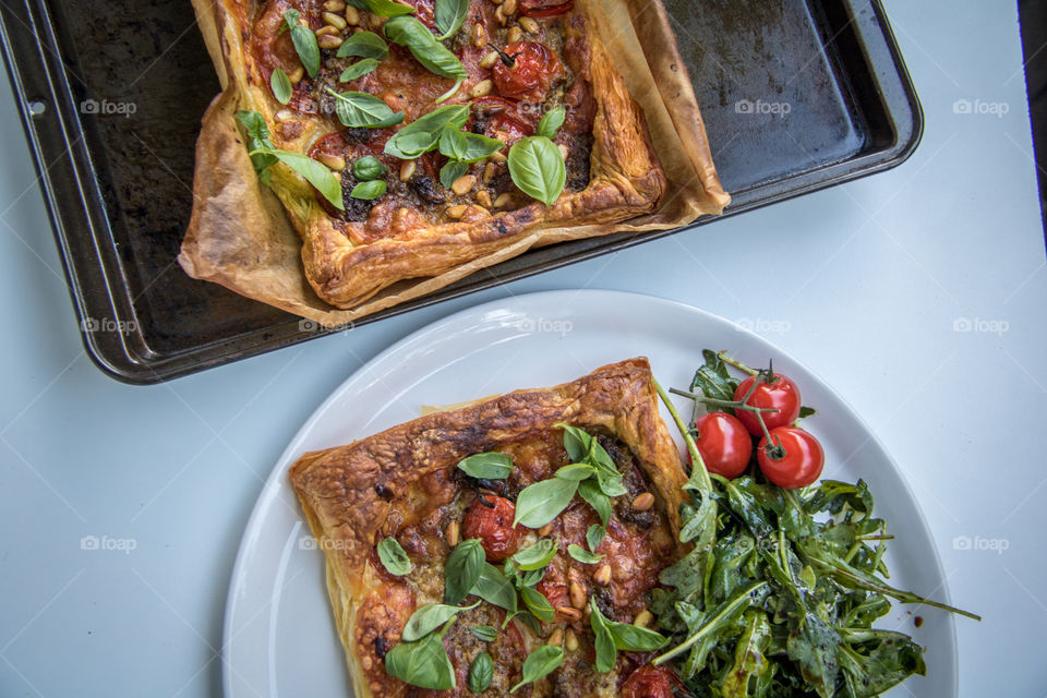 Puff pastry tart with tomatoes and arugula