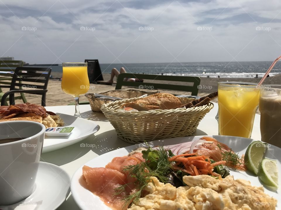 Ocean view breakfast 