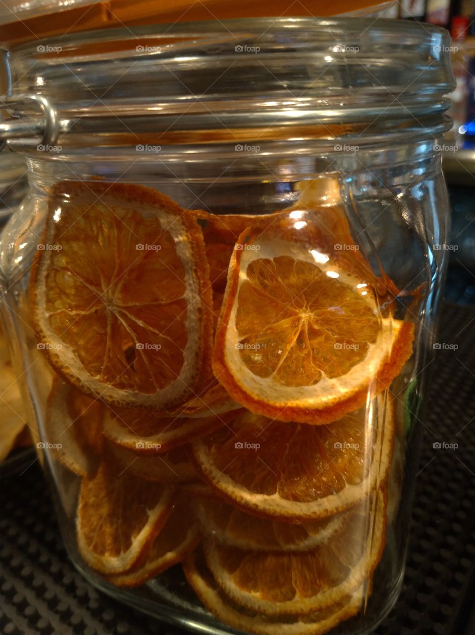 Un tarro de cristal con rodajas de naranjas secas