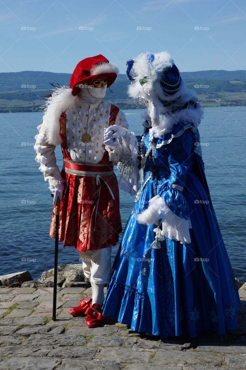 Cadre romantique propice à la séduction . Séduction entre 2 costumés vénitiens sur les bords du Léman