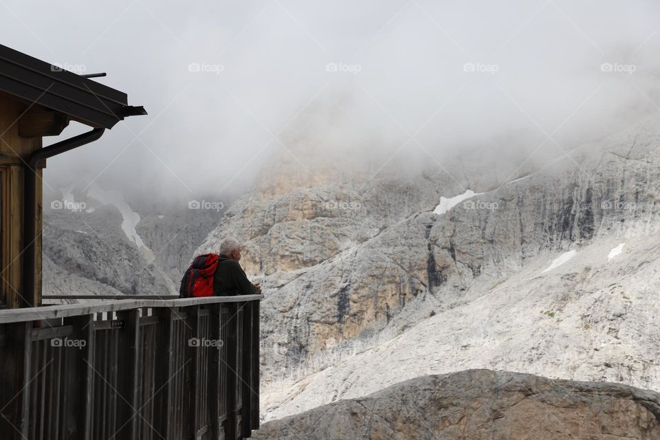 Man, and the fog covering the mountain 