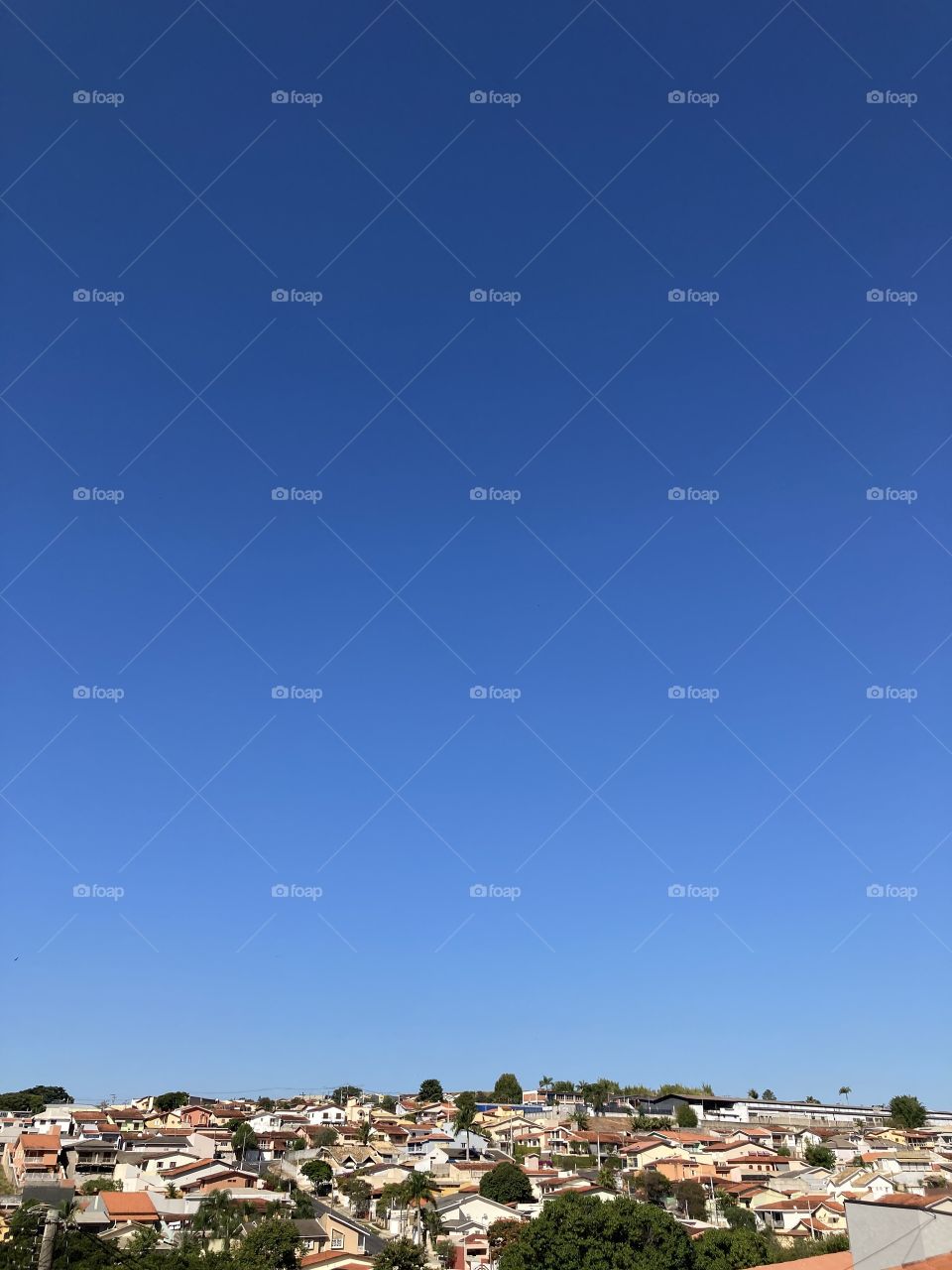 Now in Bragança Paulista (Brazil): 14h45 with an incredible sky!  Doesn't the blue infinity bring you to your eyes? / Agora em Bragança Paulista (Brasil): 14h45 com um céu incrível! O infinito azul não lhe traz aos olhos?