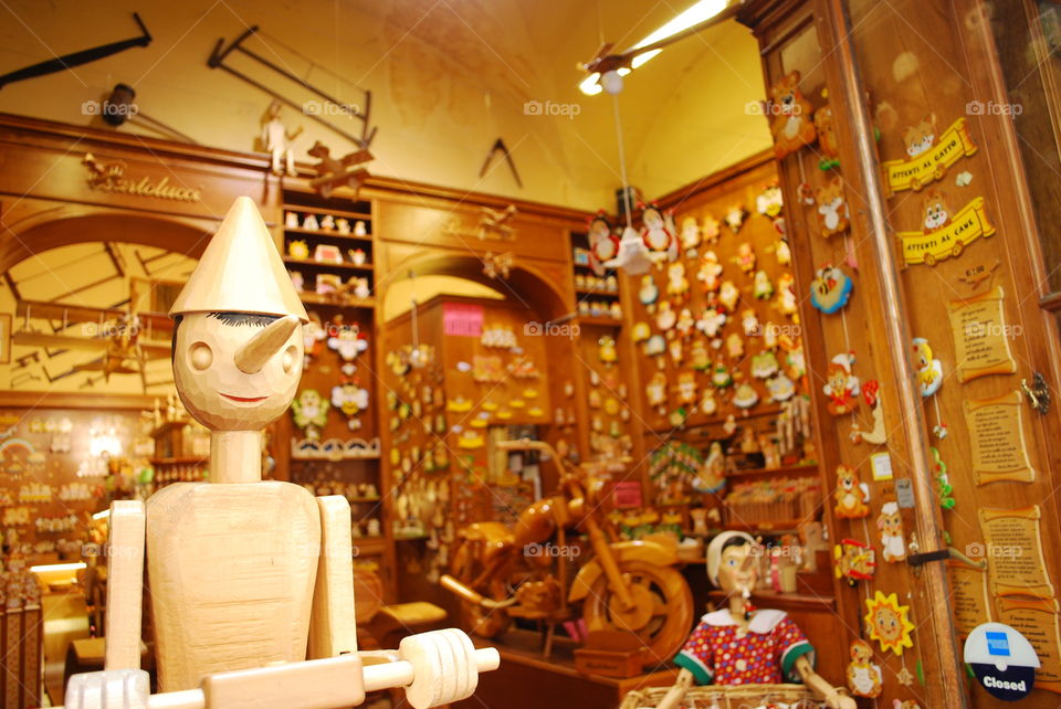 Puppetry. A puppet store in Brugge... Magical!