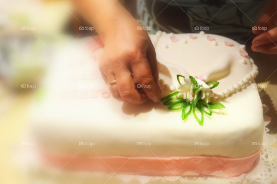 preparing wedding cake