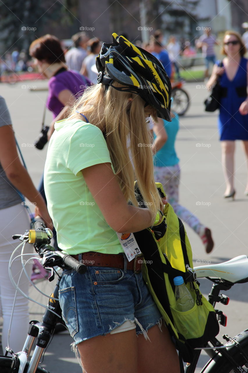 девушка на велосипеде в парке
