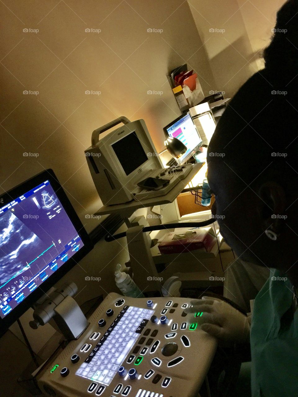 Echocardiogram . Woman operating an echocardiogram machine