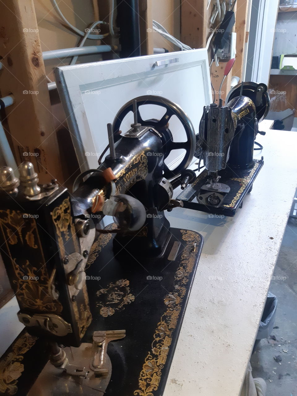 old antique sewing machine es