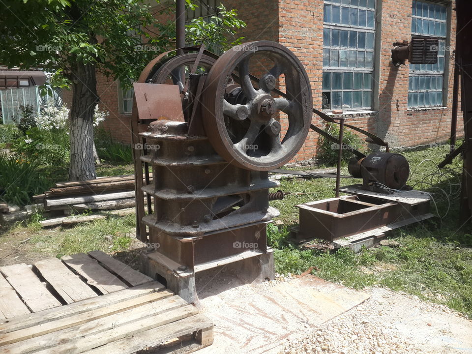 machine for grinding stones