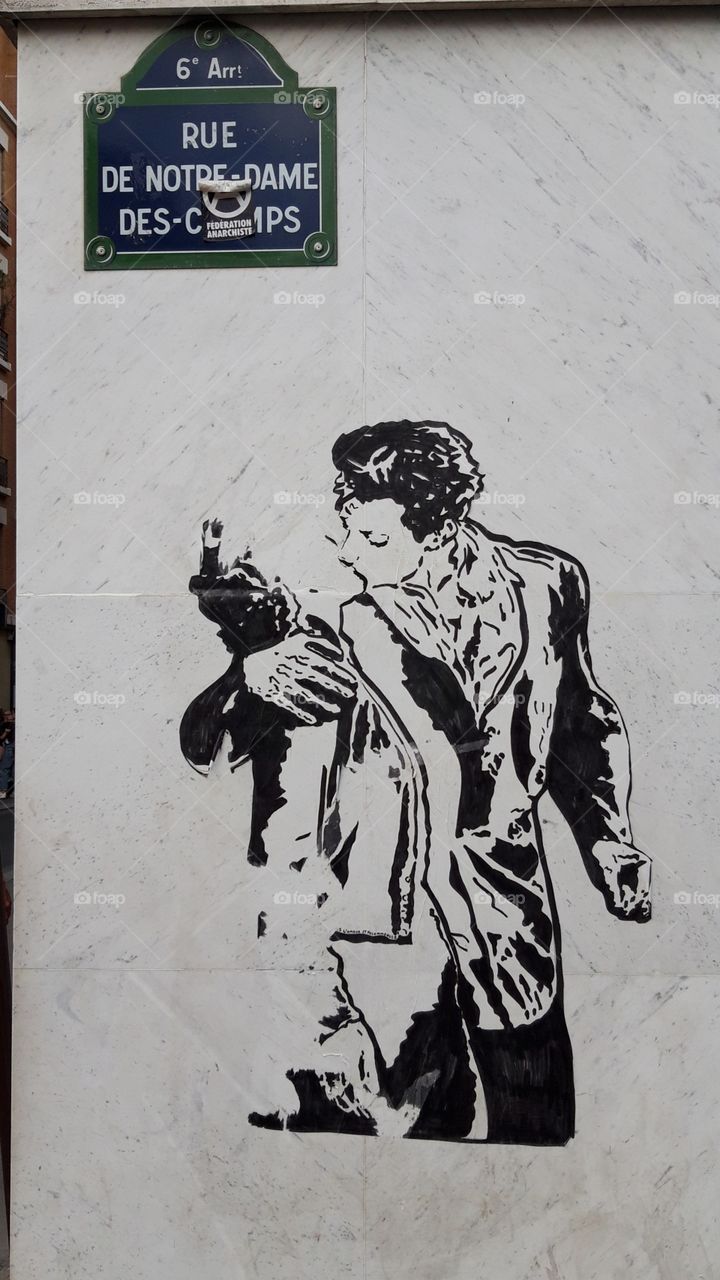 drawing in a street in Paris