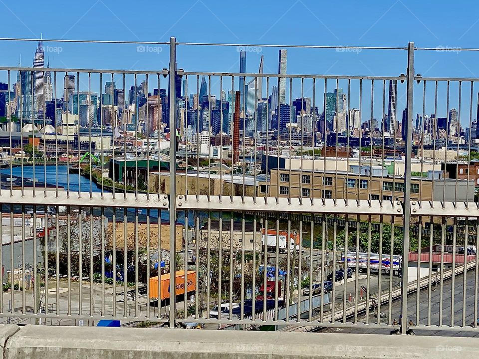 Driving on the BQE from Long Island City, Queens to Brooklyn looking at the sights, all the various levels of manmade rocks and skyscrapers. In the distance there’s the famous „Manhattan skyline“. 2022. Hypnotic Productions