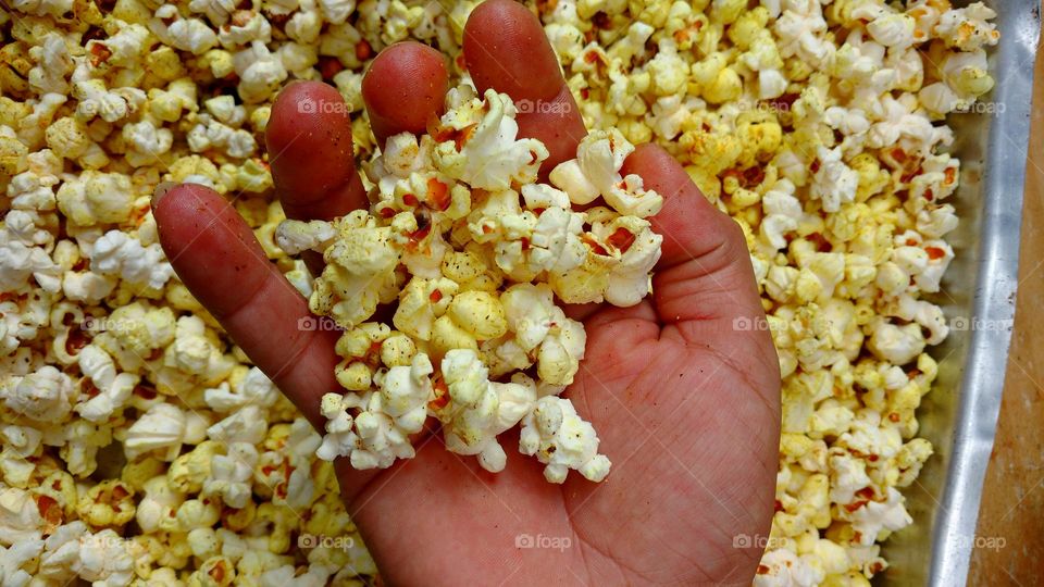 Deliciosas pipocas com sal e temperos.