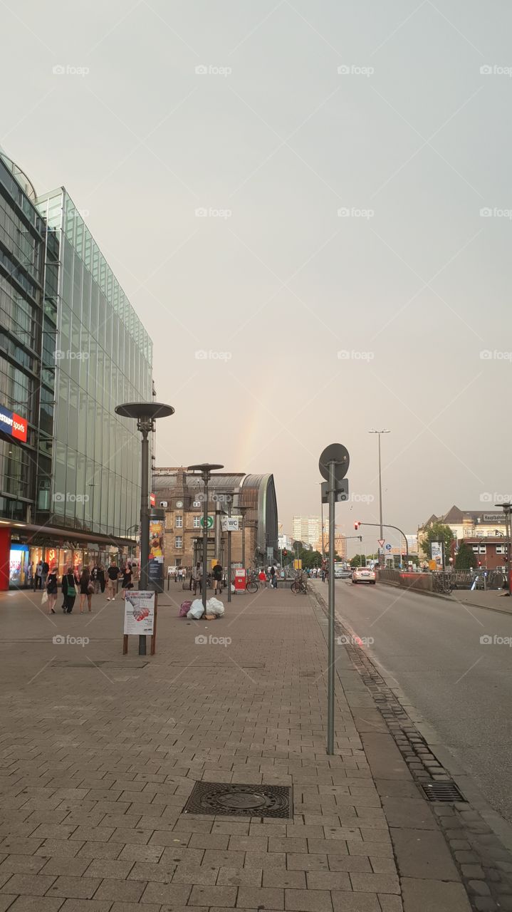 Regenbogen über den Hamburger Hauptbahnhof