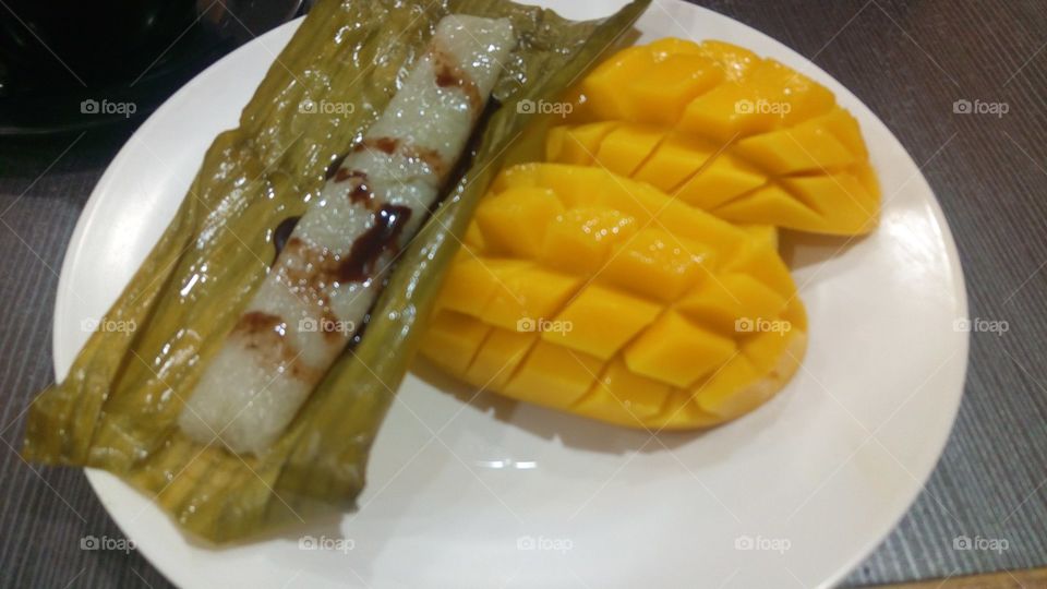 sticky rice with ripe mango and chocolate syrup