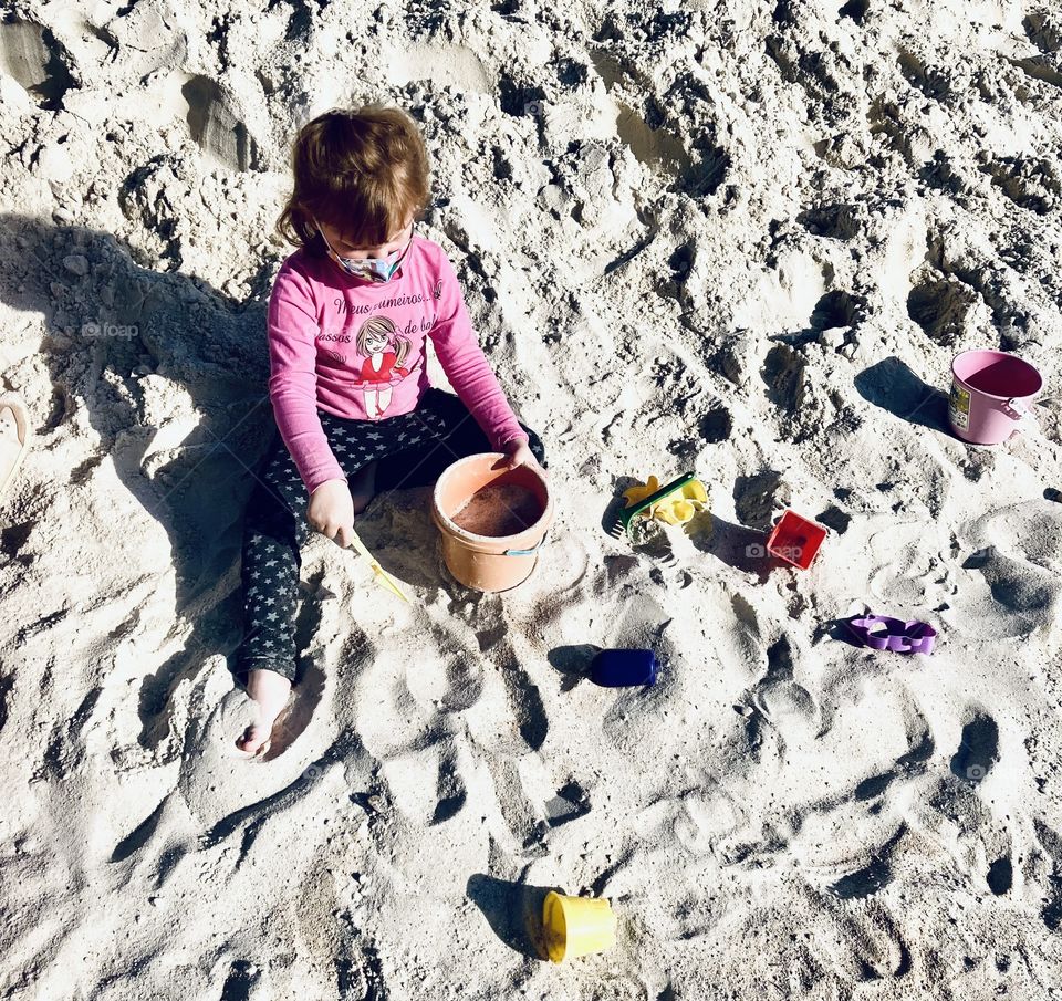 🇺🇸 Playing in the sand, refreshing with toys.  Even my daughter's shadow wants to relax. / 🇧🇷 Brincando na areia, refrescando-se com os brinquedos. Até a sombra da minha filha quer relaxar. 