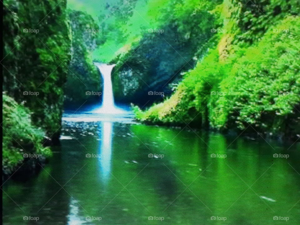 paisagem  esverdeado com Cachoeira no fundo