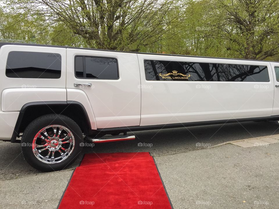 Hummer strech limousine.