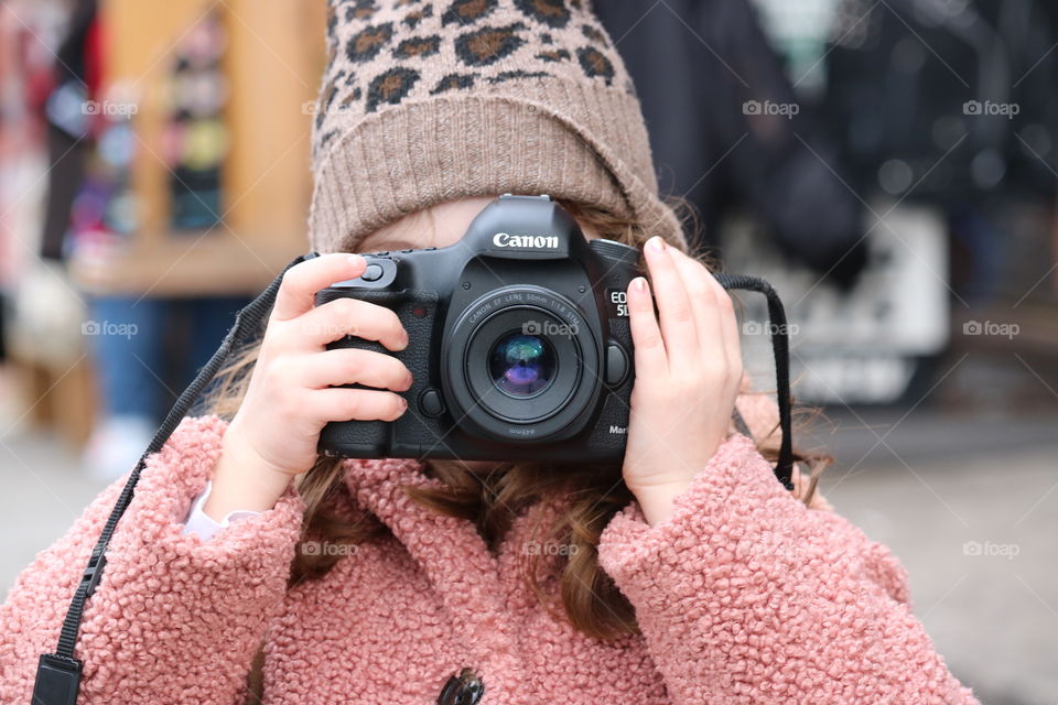 girl photographing