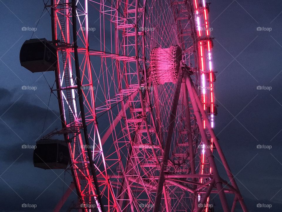 .odnalrO ni detacol tneduts FCU nA  .asleS yb kcilC Follow me @Selsa.Notes, @Selsa.Clicks, or @Selsa.Quotes.  The Orlando Eye.  Bought by CocaCola, July 28, 2016.  Was a business investment to be able to observe the city from the ferris wheel that stands 400 feet high.  It spins at a very slow rate and cost $25 to ride.  It opened April 29th, 2015.  Total of 75 photos in this album of the Coca Cola eye.  The colors displayed on the daily basis is red & white representing classic coke.  A white color that skips to represent carbonation  and green every once in a while for the sugar cane coke.  Then the rainbow colors sadly represent the Pulse shooting victims (album) and the solid blue is for the law enforcement officers killed in the line of duty. In Aug17.  Officer Baxter and Sgt. Howard.  Rest in Heavenly Peace. 