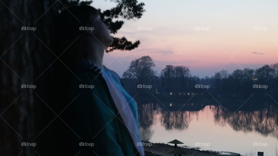 Девушка у озера