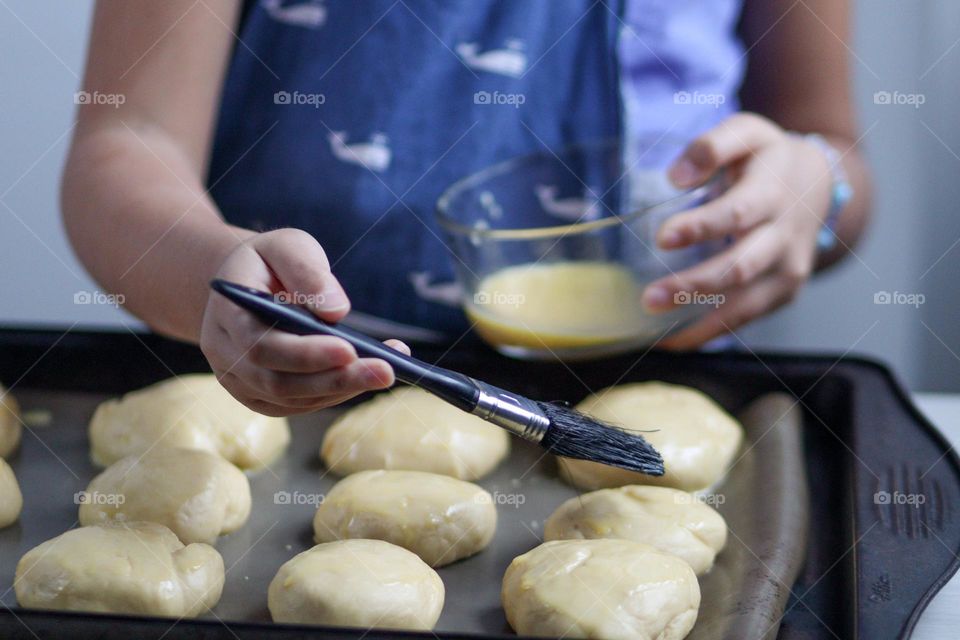 Glasing bread buns