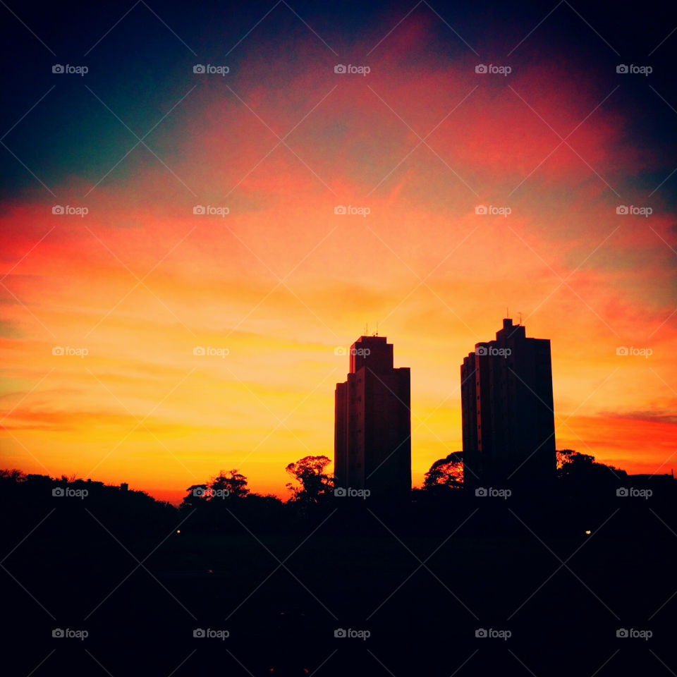 FOAP MISSIONS - A dawn with beautiful and orange sky in the city of Jundiaí, interior of Brazil. It's an incredible golden hour! / Um amanhecer com céu bonito e alaranjado na cidade de Jundiaí, interior do Brasil. É uma incrível hora dourada!