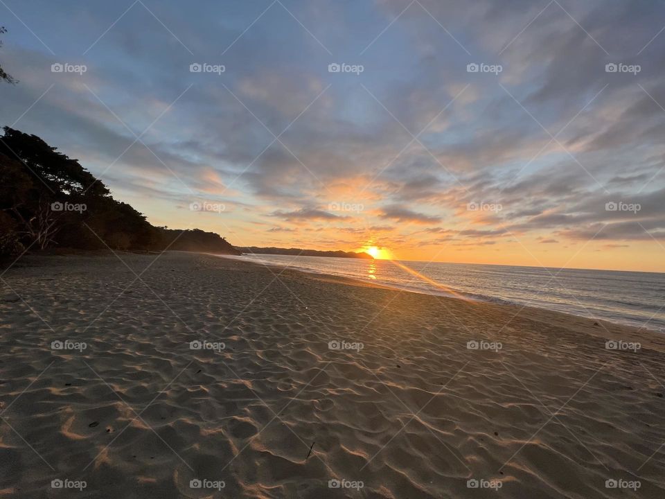 Atardecer en la playa con hermoso cielo azul 