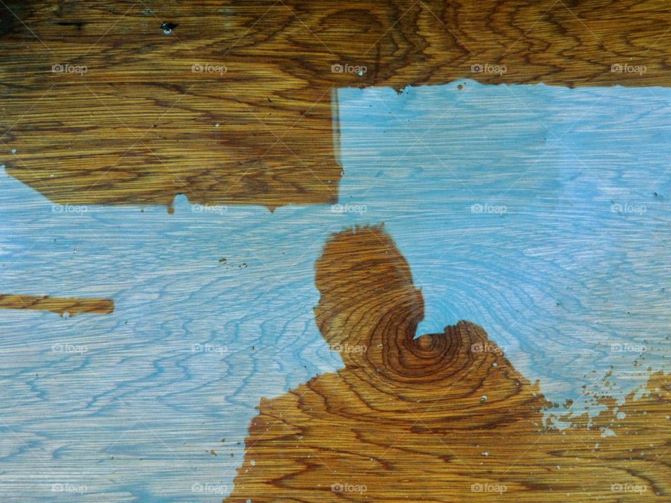 berkaca diatas Kayu dan air hujan