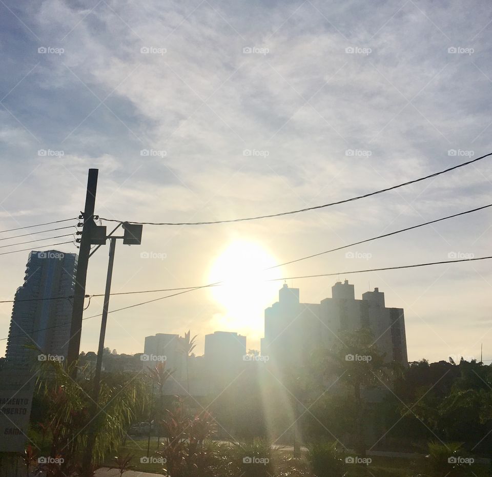 Em algum lugar da Terra da Uva, à beira da Serra do Japi, o sol quer mostrar sua imponência! Amanhecendo em Jundiaí.