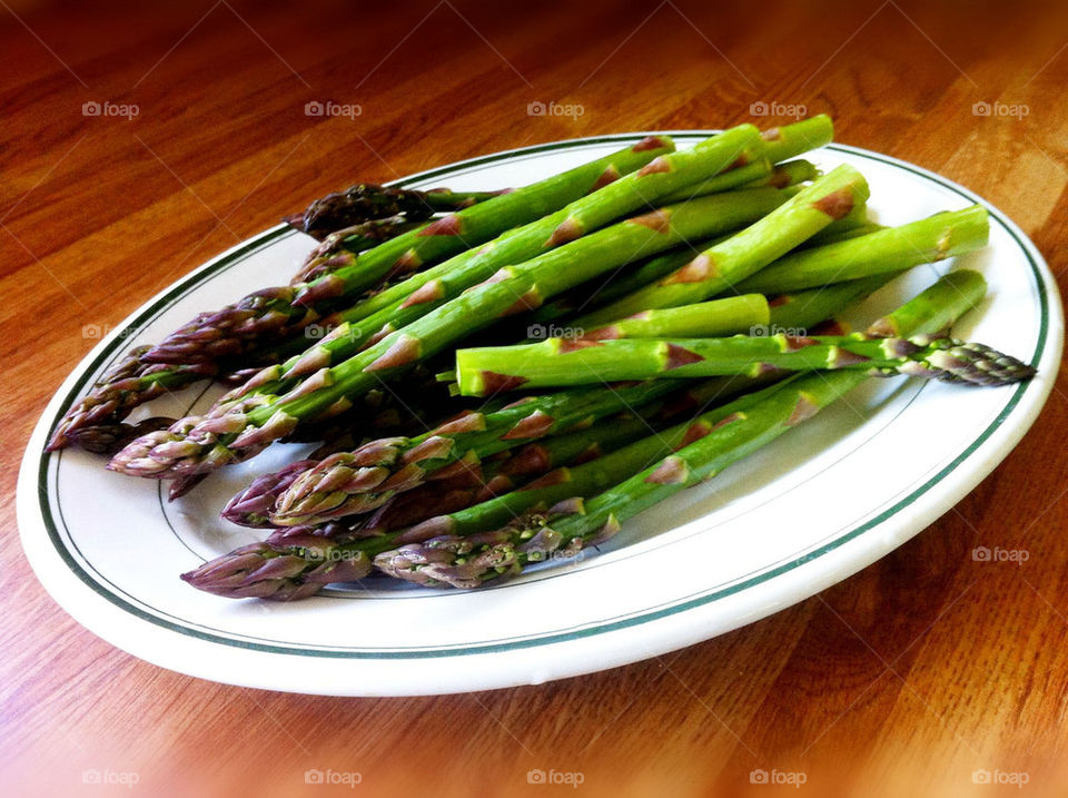 FRESH LOCAL ASPARAGUS READY FOR THE GRILL