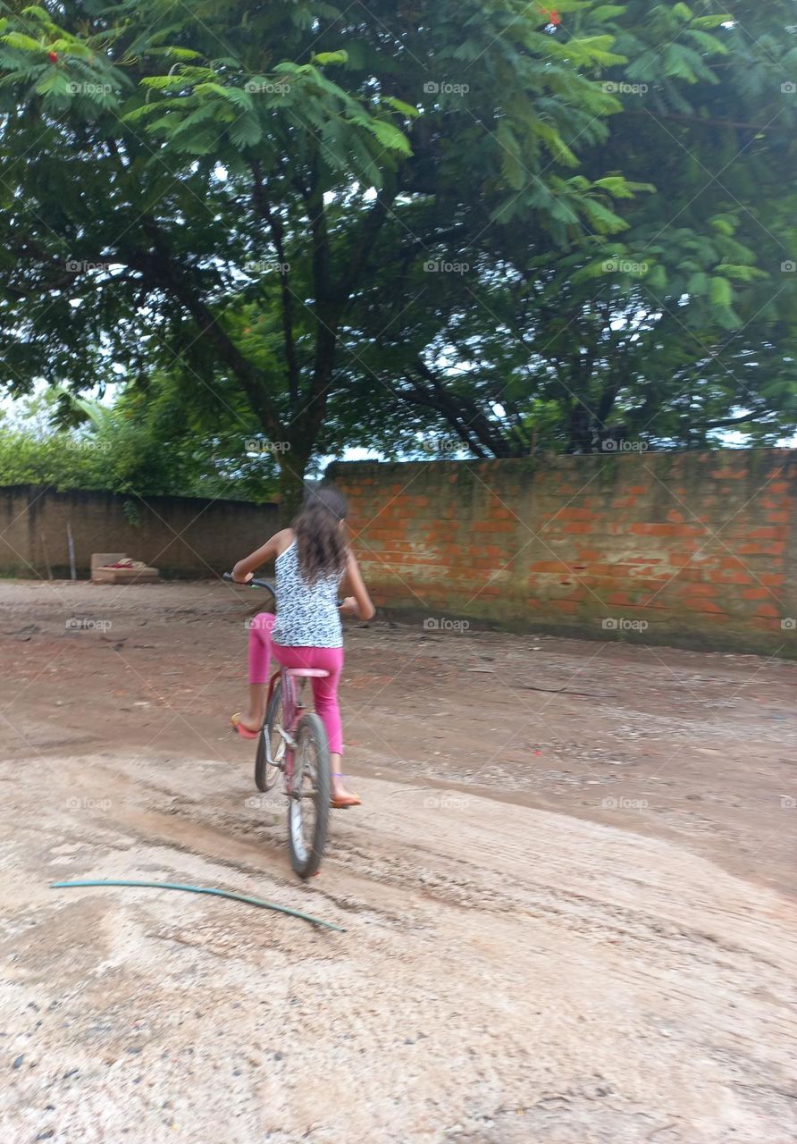 Ser criança.  A criança  é  um ser, que está  em constante desenvolvimento, mas que deve ser estimulada. O cuidar, educar e brincar  é fundamental