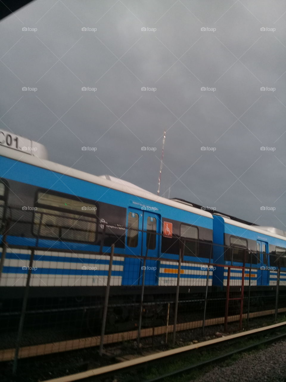 cielo tormentoso de verano sobre una ciudad. Fotografía tomada desde la plataforma de la estación de tren de Moreno,provincia de Buenos Aires. Argentina