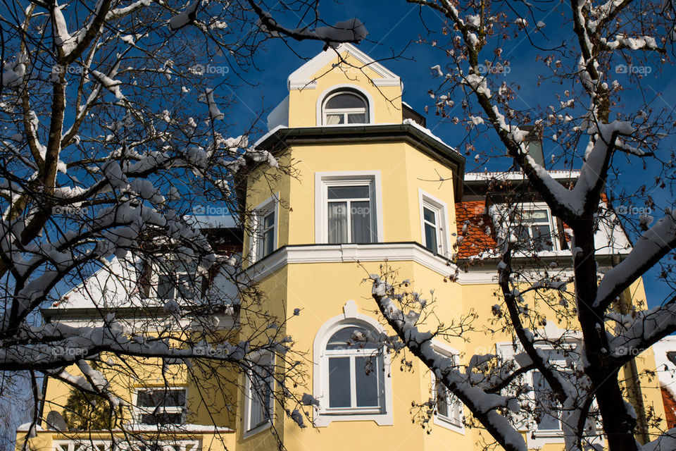 Pretty yellow building 